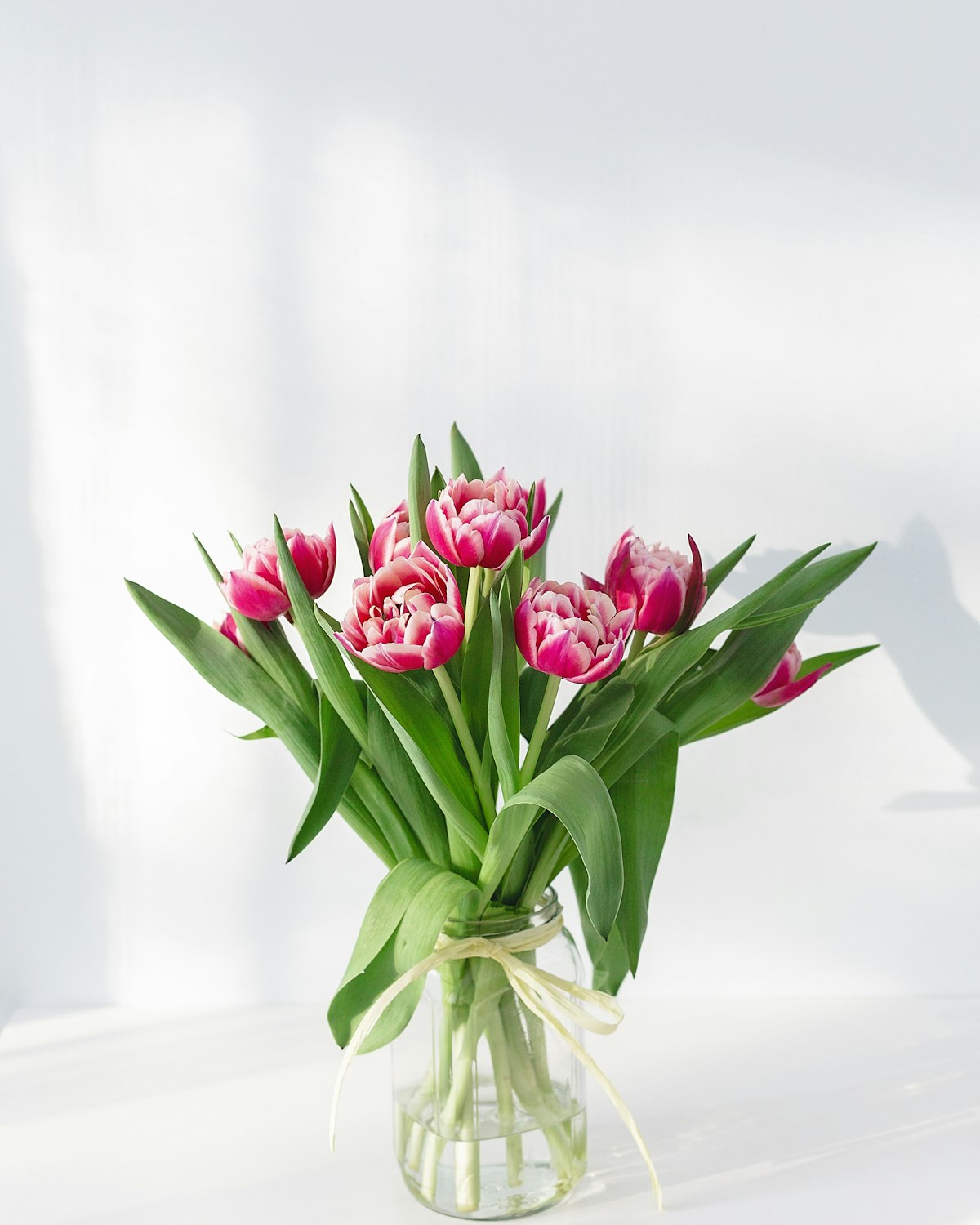 Bouquet de saison composé par Sève & Pétale, dahlias et eucalyptus